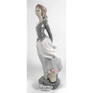 Lladró Sea Breeze Brisa Marina 4922 Wind Blown Girl Porcelain Spain Retired Box